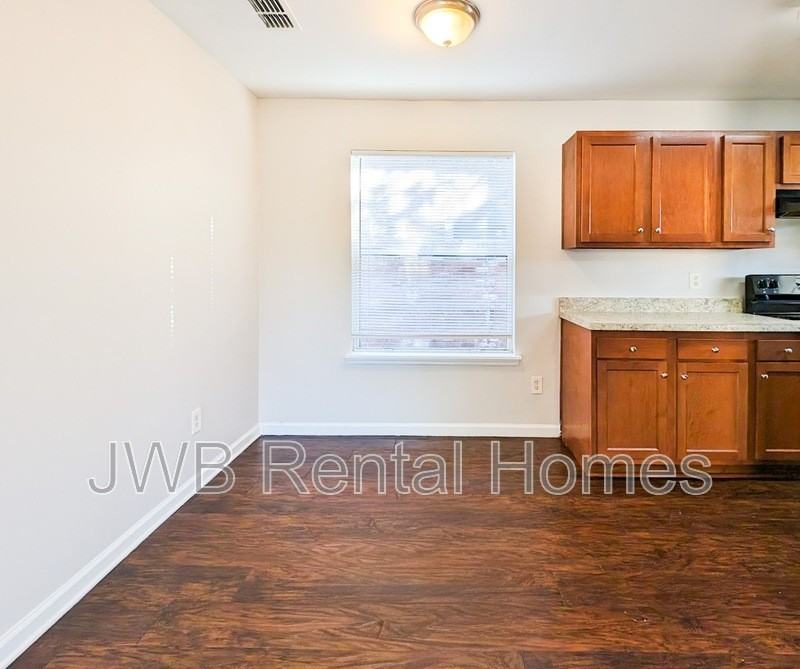 1495 Union St W - Photo 4 of 12