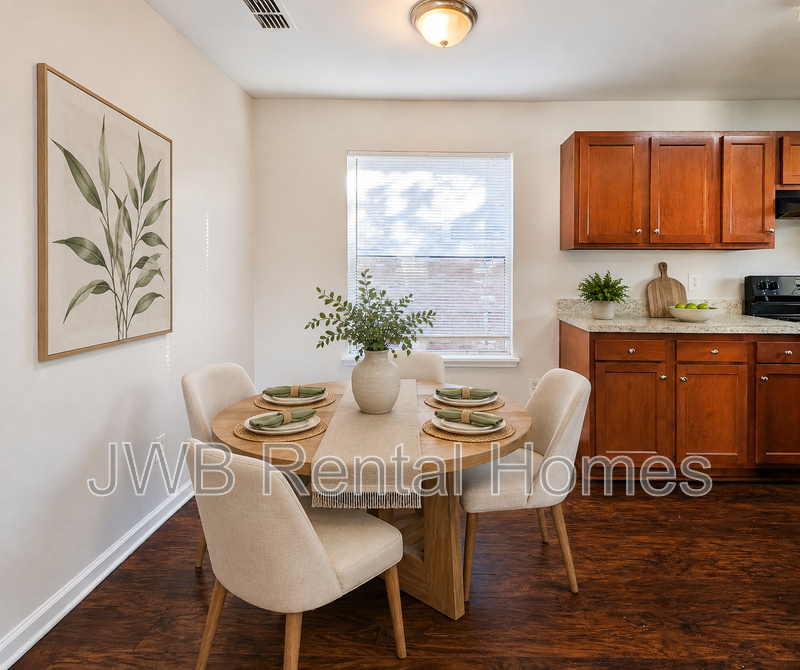1495 Union St W - Photo 5 of 12