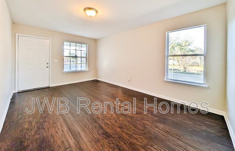 1495 Union St W - Photo 6 of 12