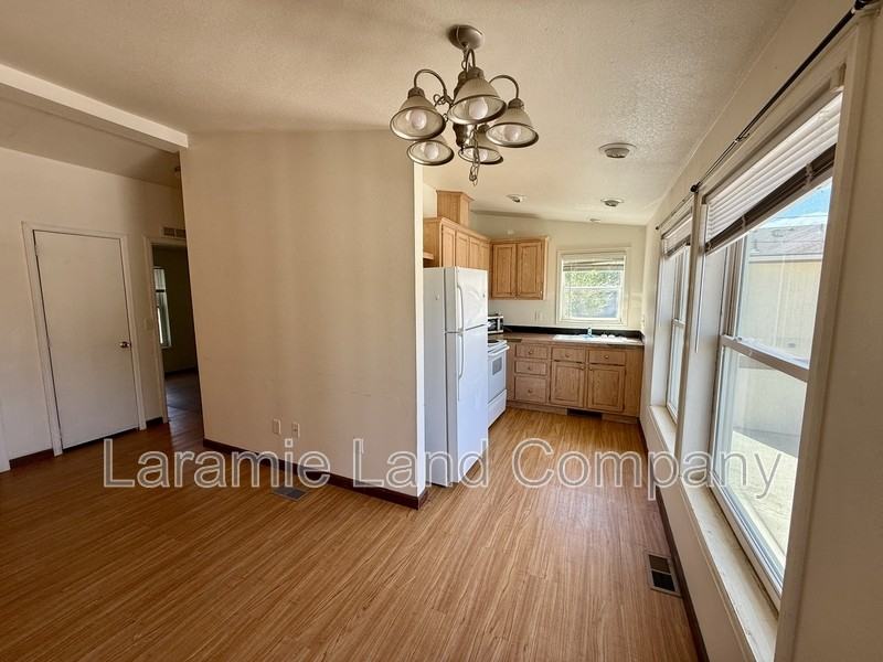 382 N Buchanan St - Photo 4 of 11