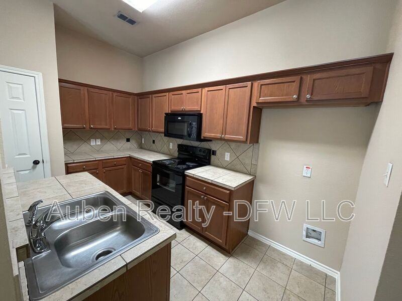 1512 Piedmont Dr - Photo 5 of 16