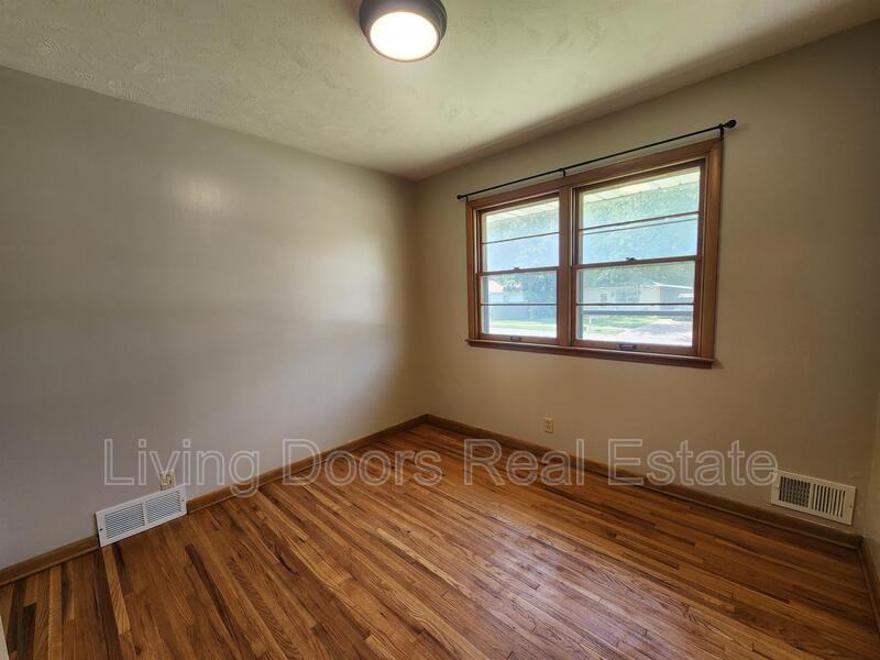 3910 Nst - Photo 3 of 22