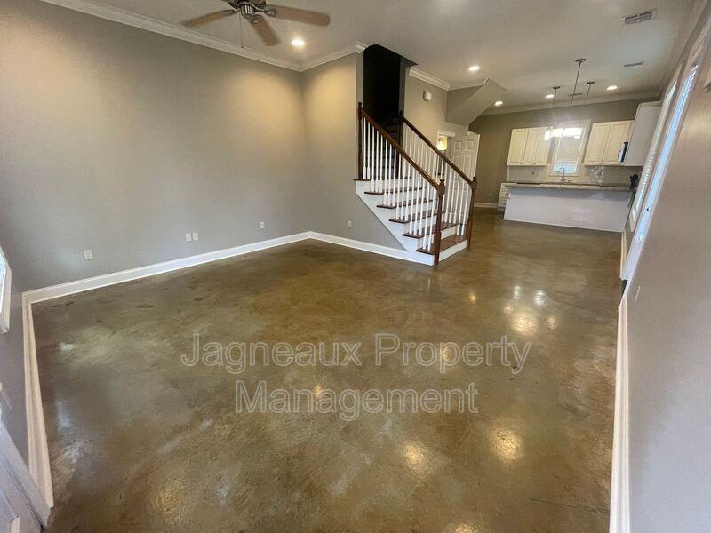 102 Hargrave Dr - Photo 2 of 22