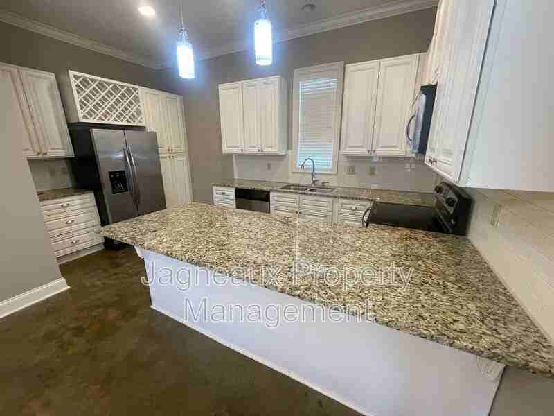 102 Hargrave Dr - Photo 3 of 22