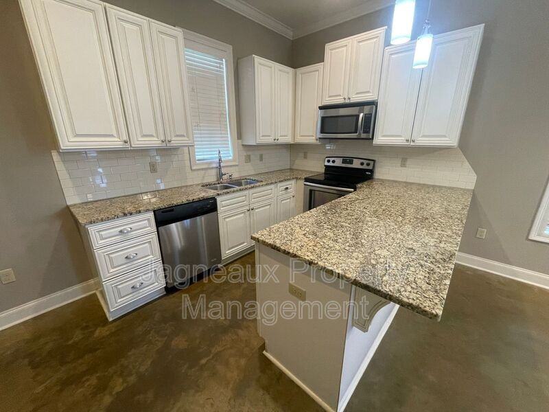 102 Hargrave Dr - Photo 4 of 22
