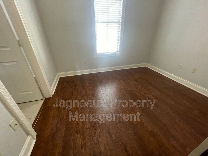 102 Hargrave Dr - Photo 5 of 22