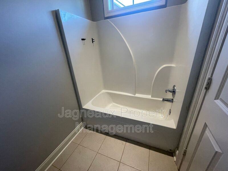 102 Hargrave Dr - Photo 7 of 22
