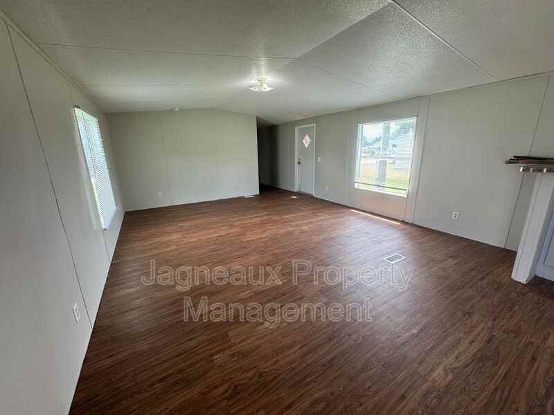 1922 Center St - Photo 3 of 12