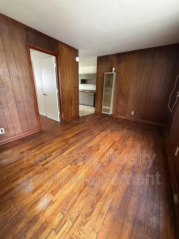 315 Crestview Dr - Photo 2 of 5