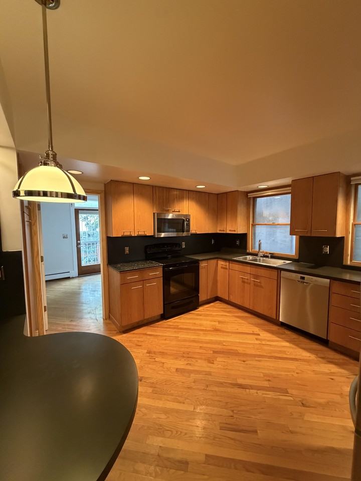 389 Woodlawn Ave #1stFL - Photo 5 of 14