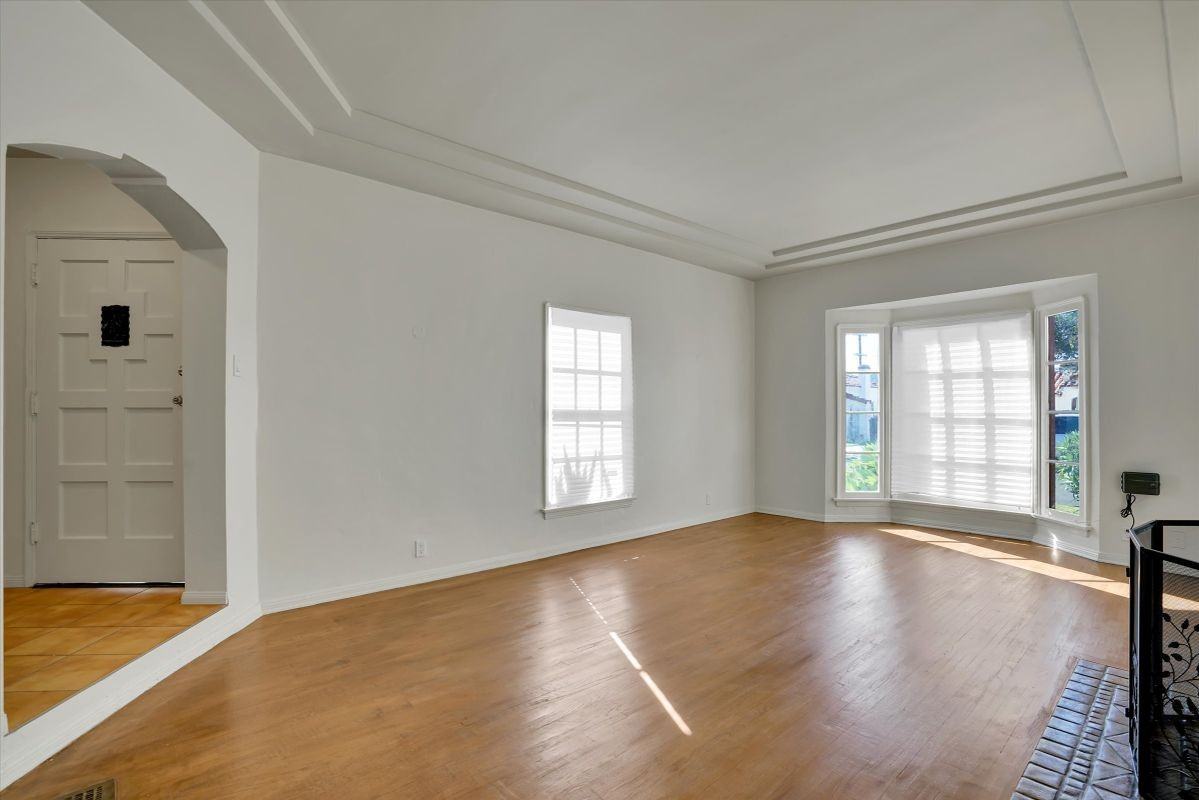 3800 Roxton Ave - Photo 3 of 12