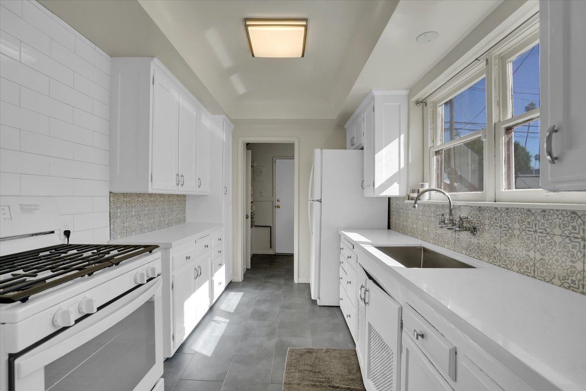 3800 Roxton Ave - Photo 6 of 12