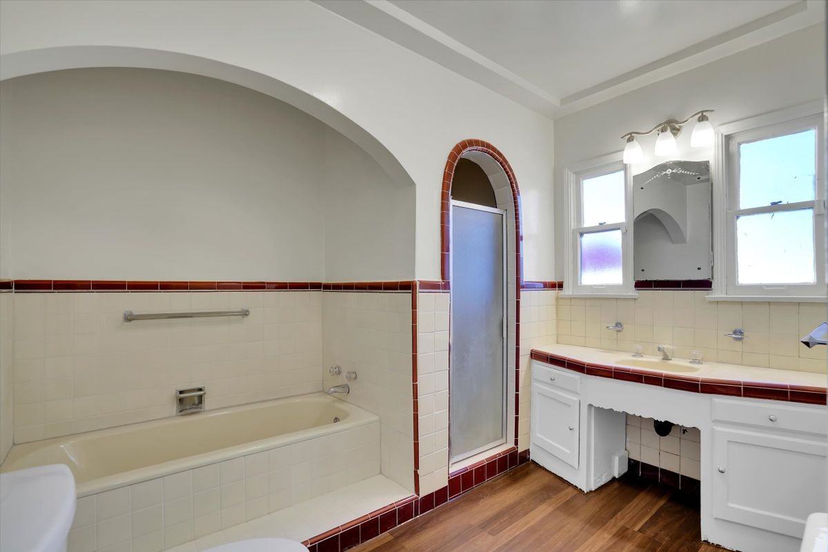 3800 Roxton Ave - Photo 7 of 12