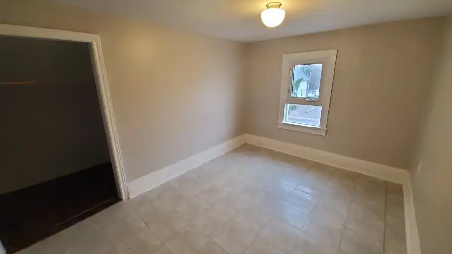 98 Adelaide Ave E #1 - Photo 4 of 20
