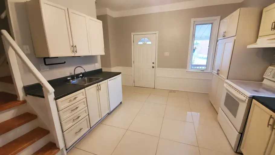 98 Adelaide Ave E #1 - Photo 5 of 20
