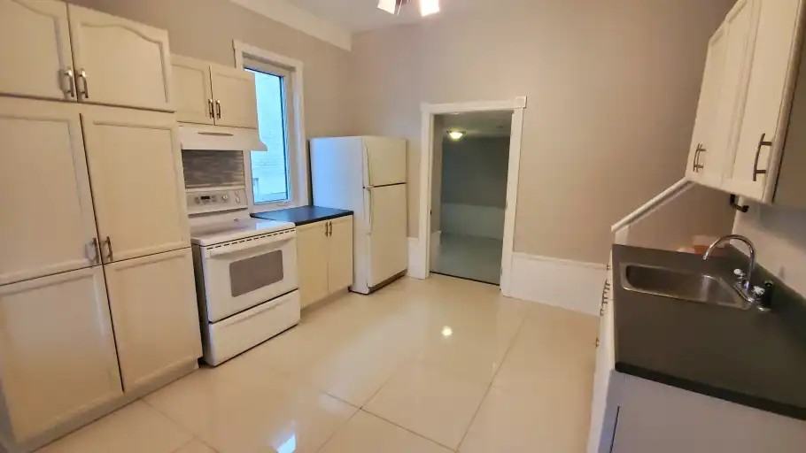 98 Adelaide Ave E #1 - Photo 7 of 20