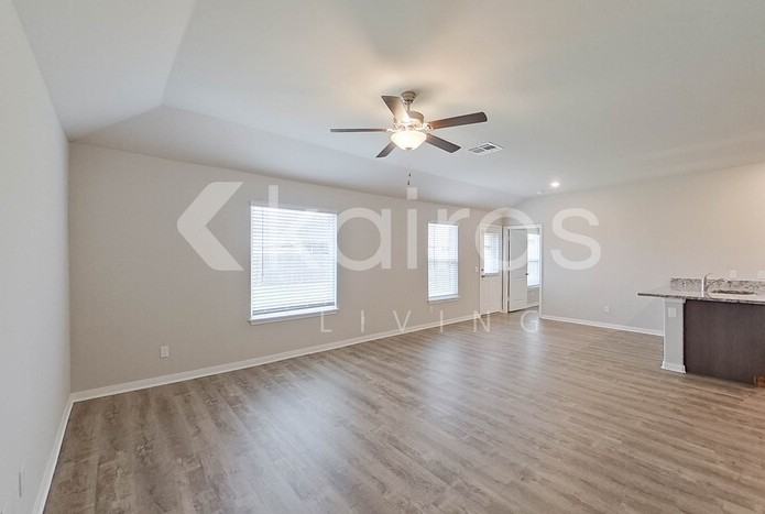 301 St James Pl - Photo 5 of 26