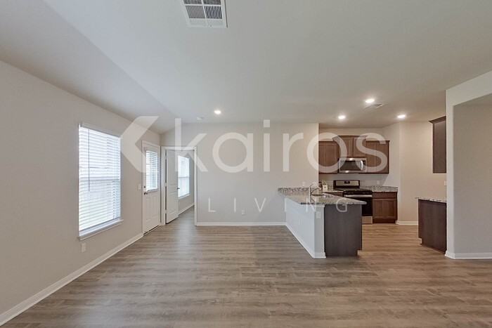 301 St James Pl - Photo 7 of 26