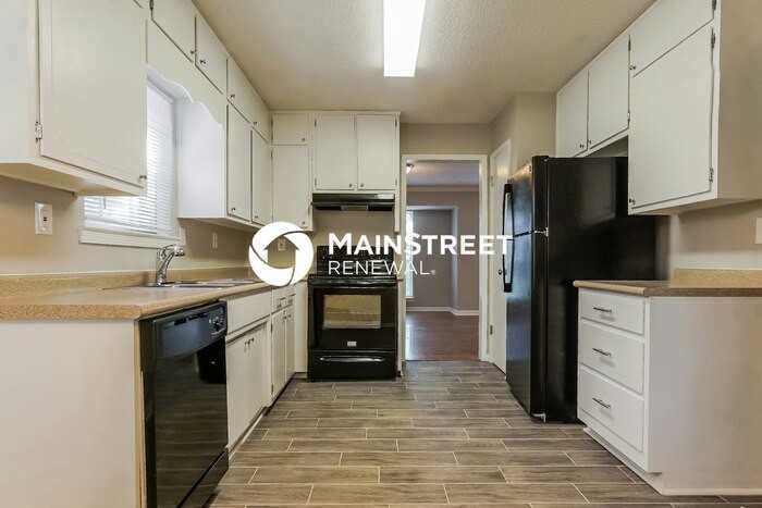 1299 Glenridge Ln - Photo 4 of 17