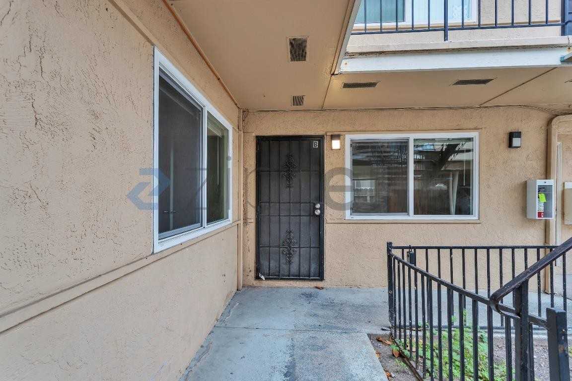 2341 21st St #B - Photo 4 of 18