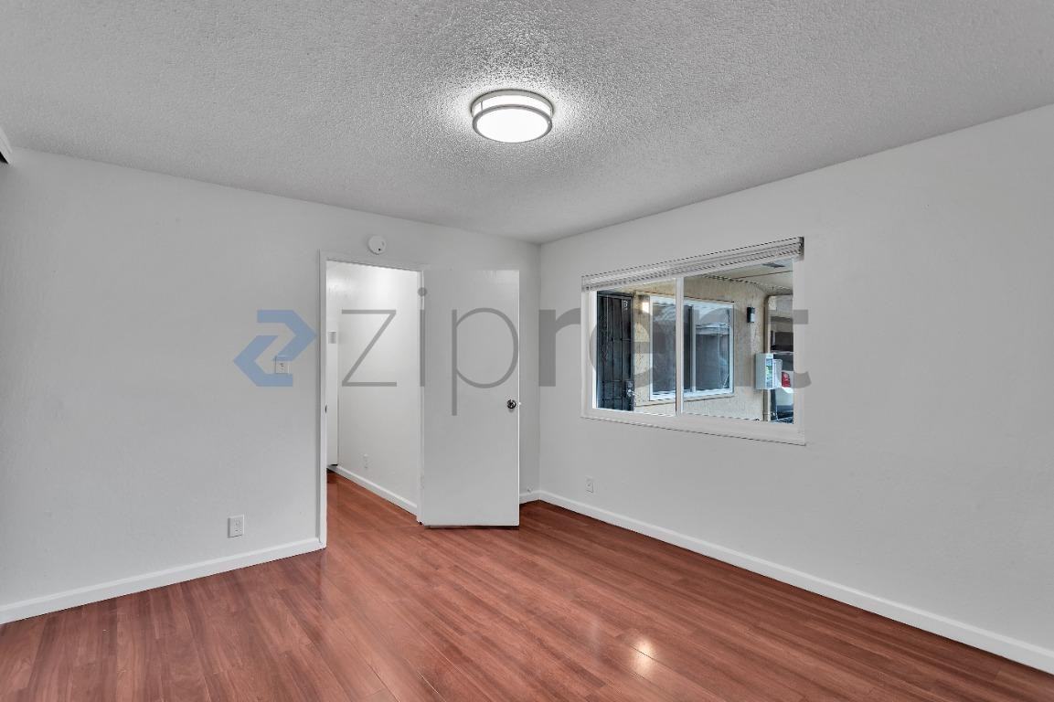 2341 21st St #B - Photo 5 of 18