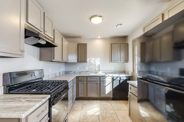 2412 Nw 40th St - Photo 2 of 21