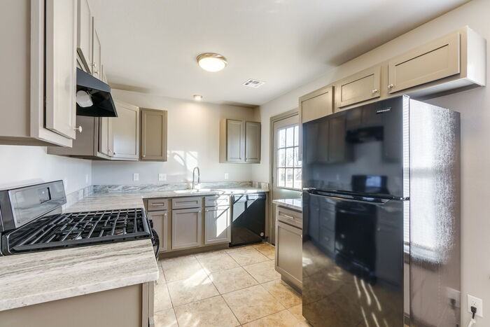 2412 Nw 40th St - Photo 3 of 21