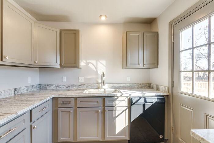 2412 Nw 40th St - Photo 4 of 21