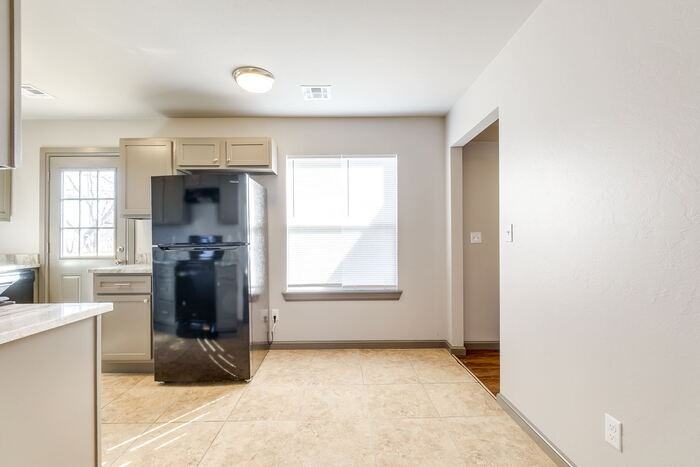 2412 Nw 40th St - Photo 6 of 21