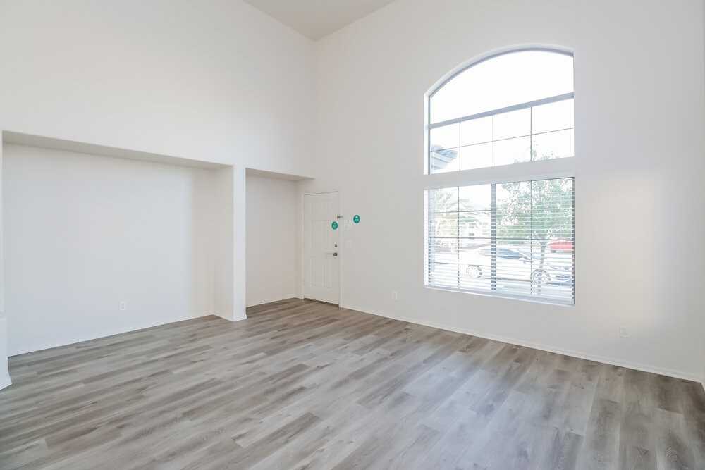 7925 W Claremont St - Photo 5 of 17