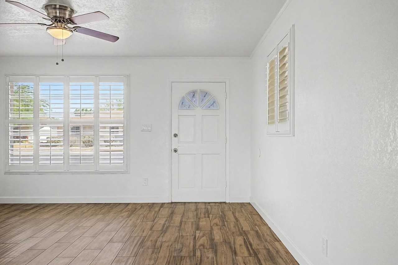 3519 W Orchid Ln - Photo 5 of 39