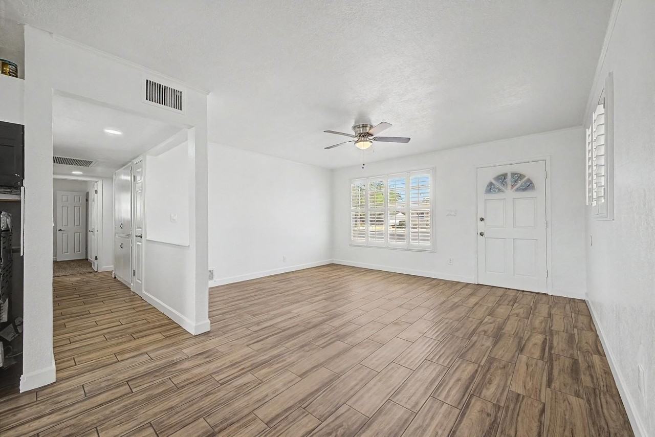 3519 W Orchid Ln - Photo 6 of 39