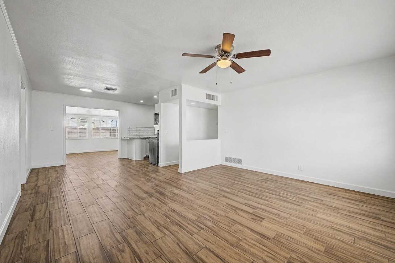 3519 W Orchid Ln - Photo 7 of 39