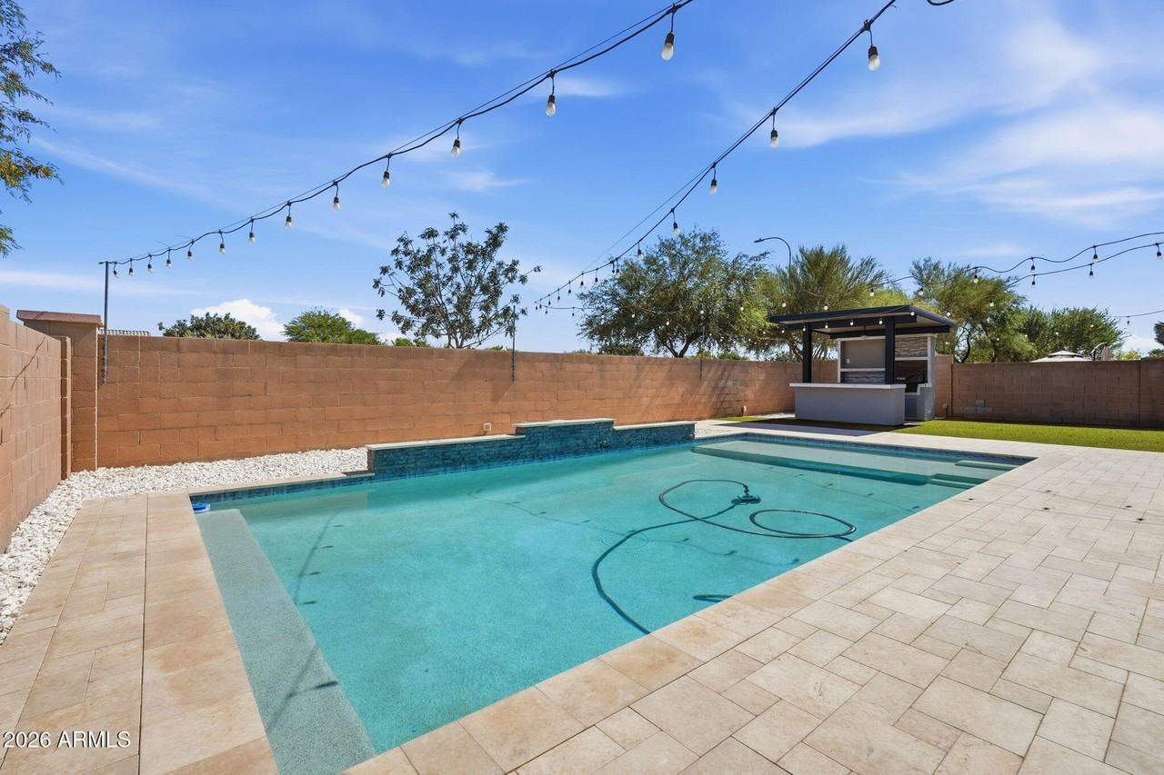 11402 W Alvarado Rd - Photo 3 of 49