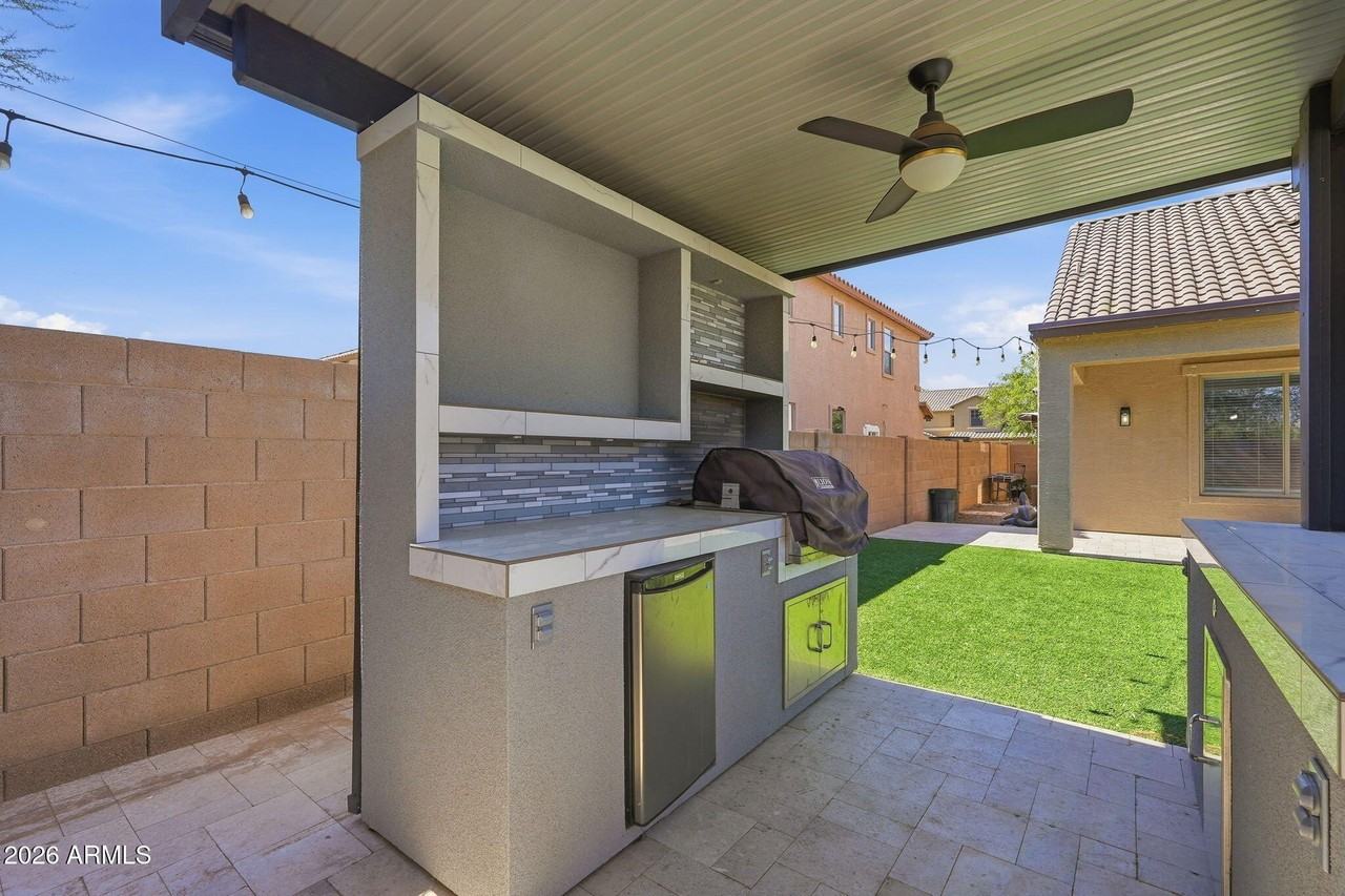 11402 W Alvarado Rd - Photo 4 of 49