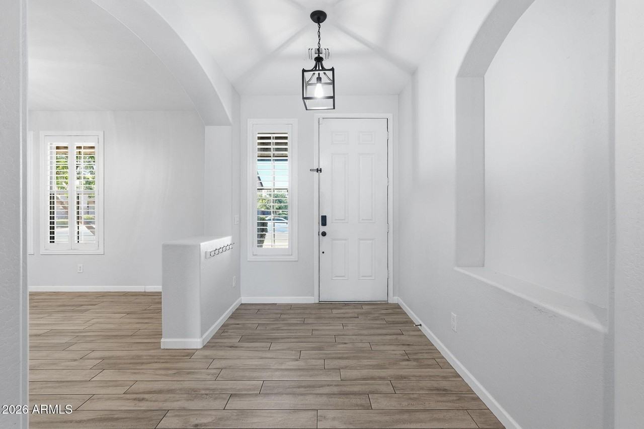11402 W Alvarado Rd - Photo 5 of 49
