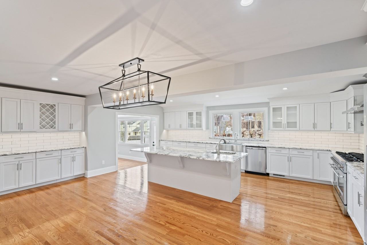 80 3rd St - Photo 3 of 40