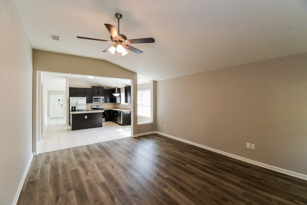 1403 Creek Point Blvd - Photo 4 of 15