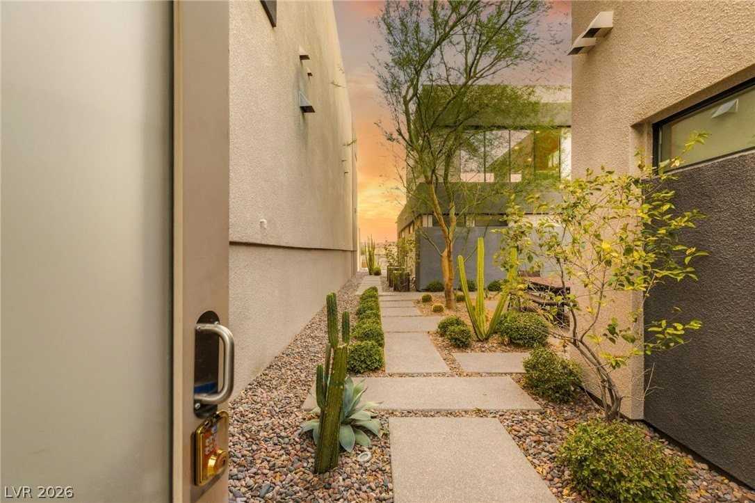 861 Vegas View Dr - Photo 4 of 50