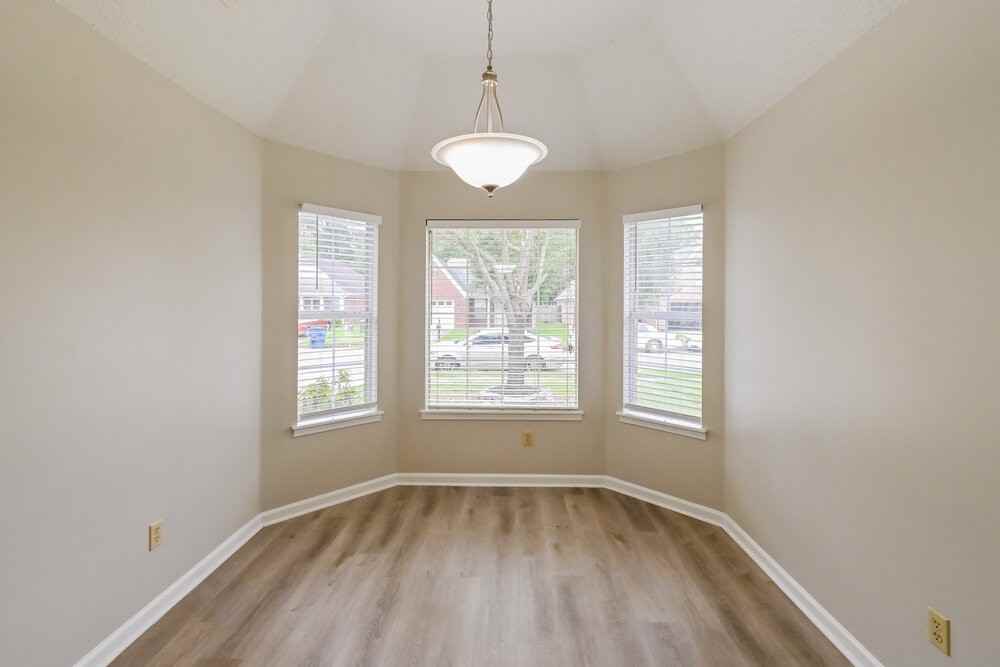 8262 Regal Bend Dr - Photo 5 of 16