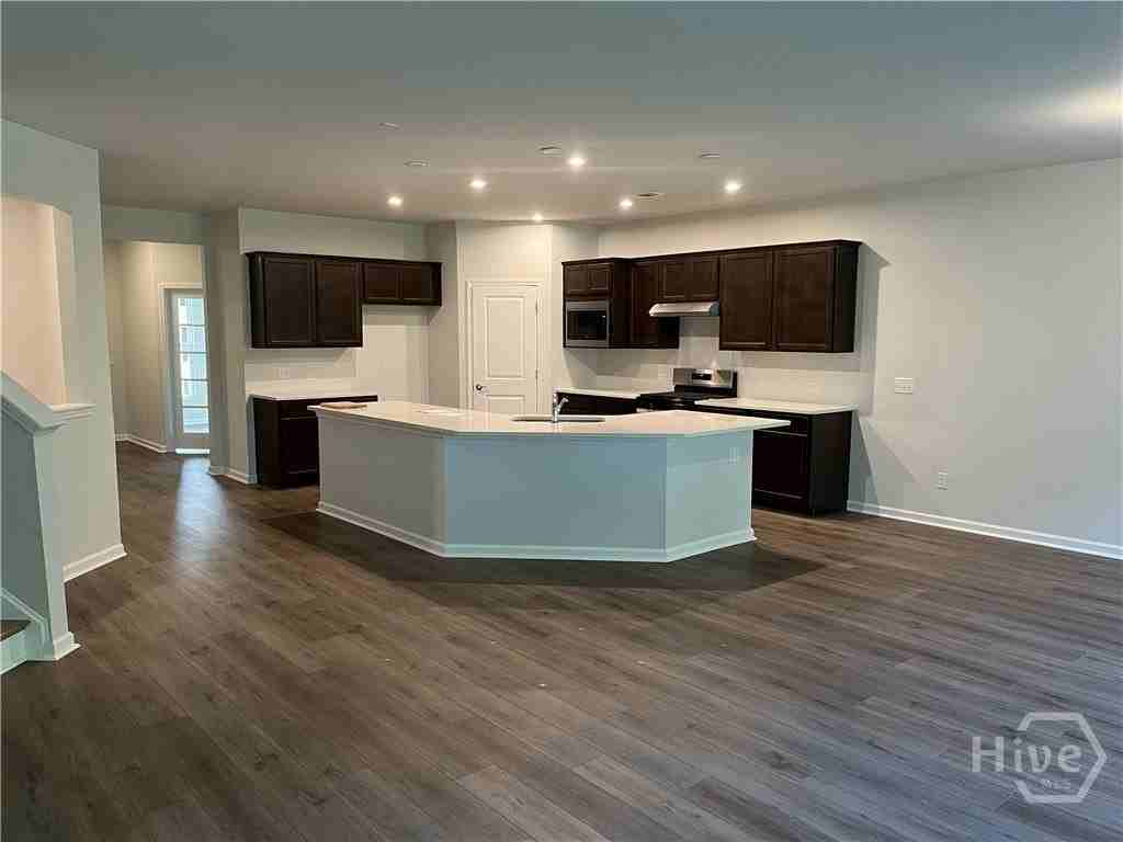 609 Longleaf Dr - Photo 3 of 32