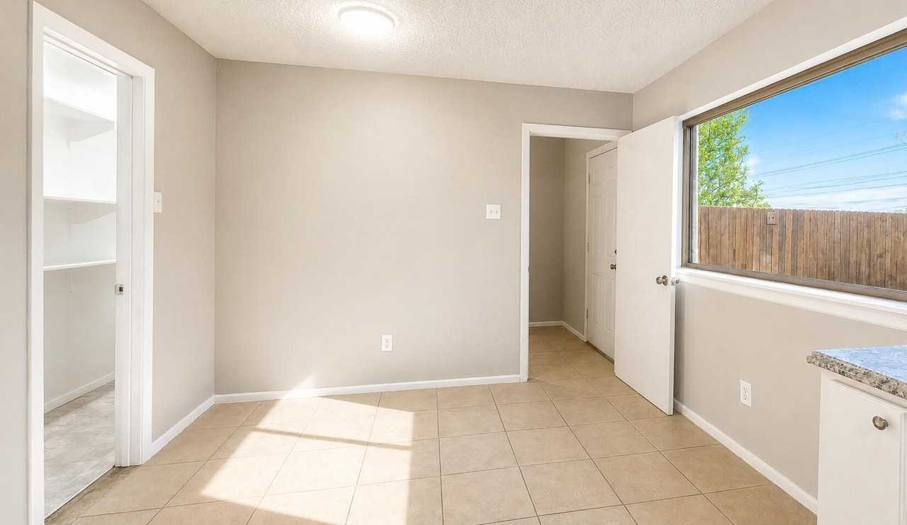 4530 Marshall St - Photo 4 of 20