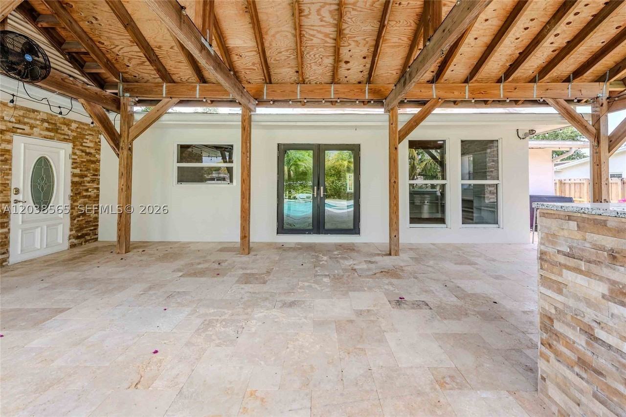 1304 N 40th Ave - Photo 2 of 30