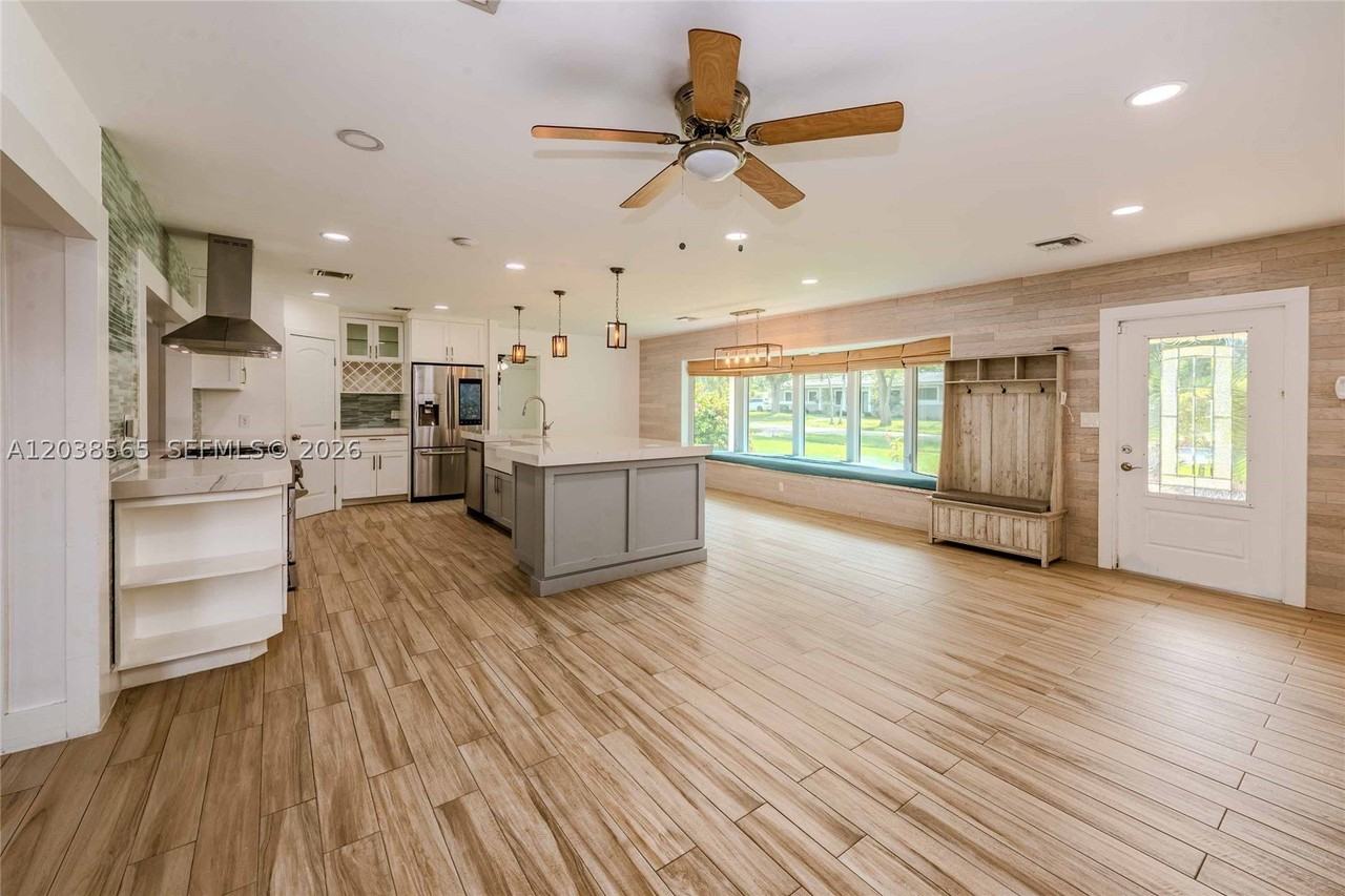 1304 N 40th Ave - Photo 4 of 30