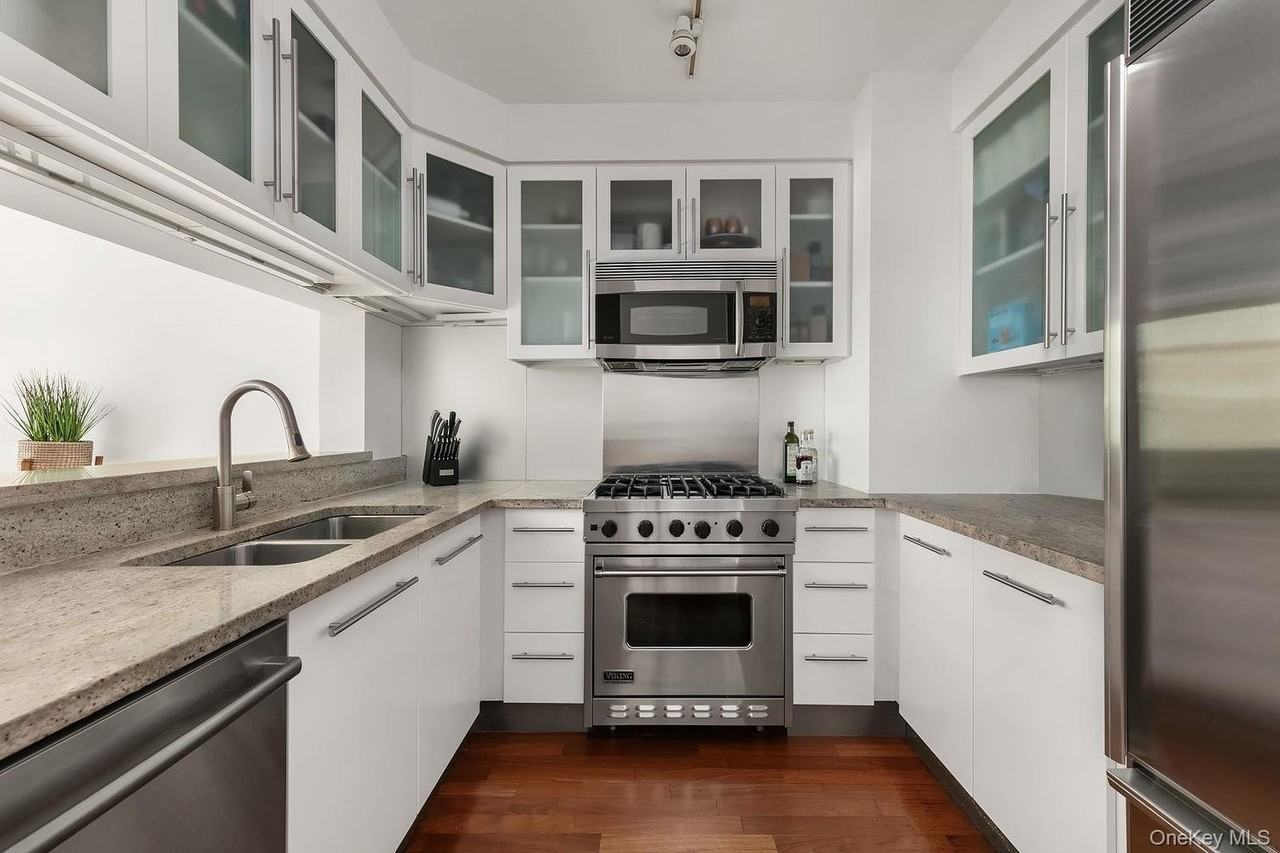 1 Morton Sq #4DE - Photo 4 of 15