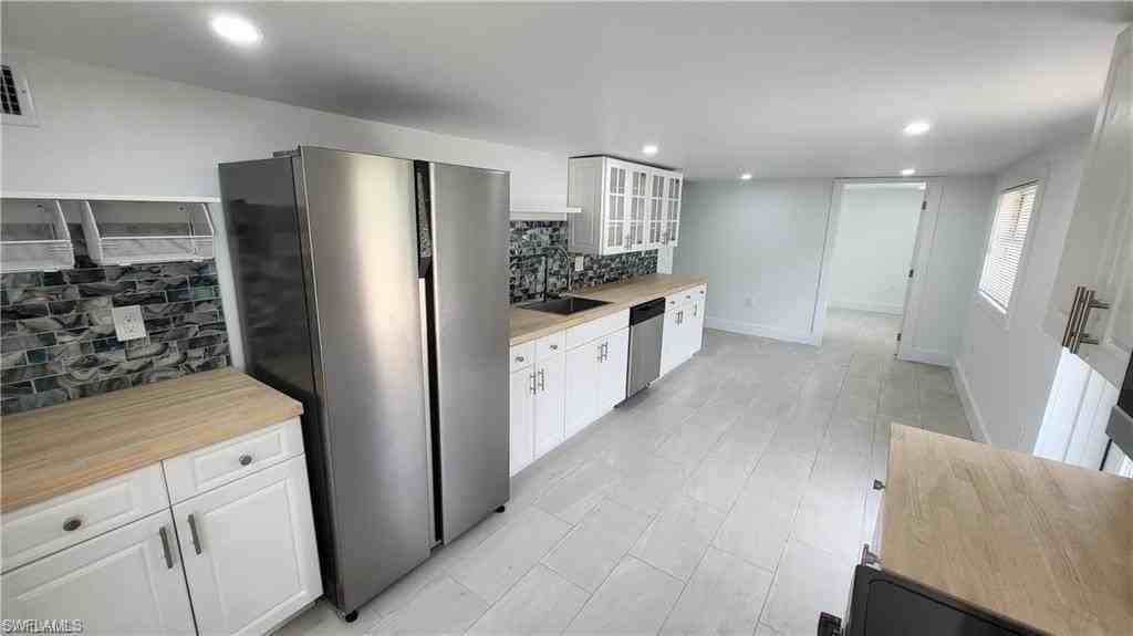 10671 Hampton St - Photo 4 of 17