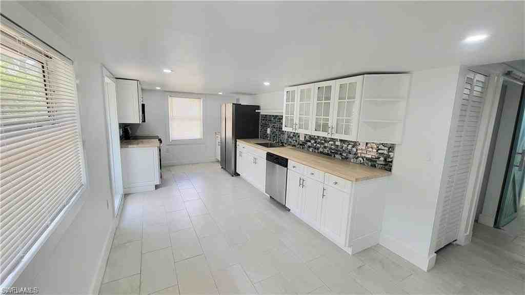 10671 Hampton St - Photo 6 of 17