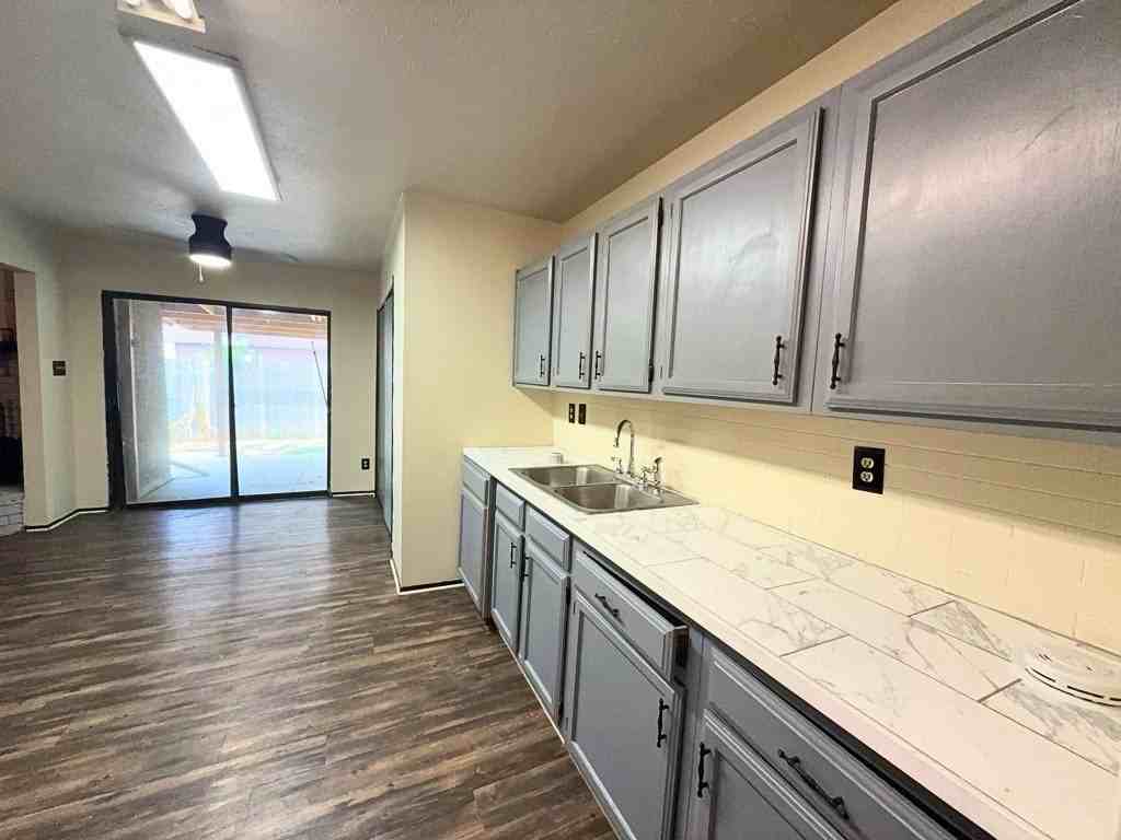 1233 Steinburg Ln - Photo 3 of 15