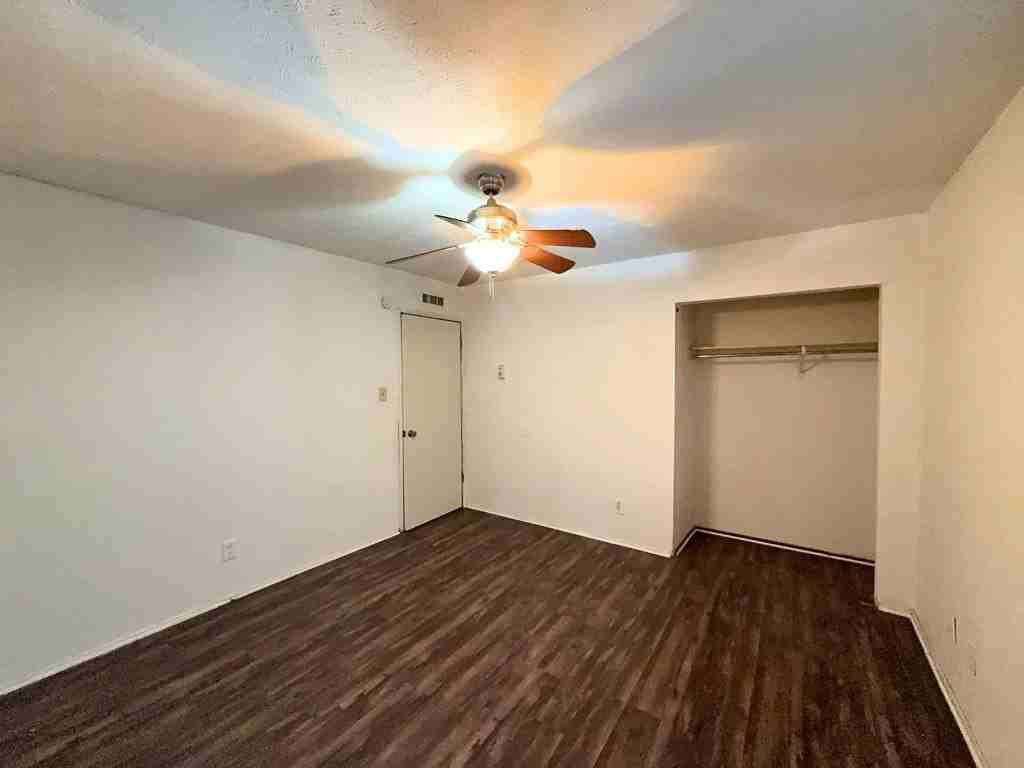 1233 Steinburg Ln - Photo 5 of 15