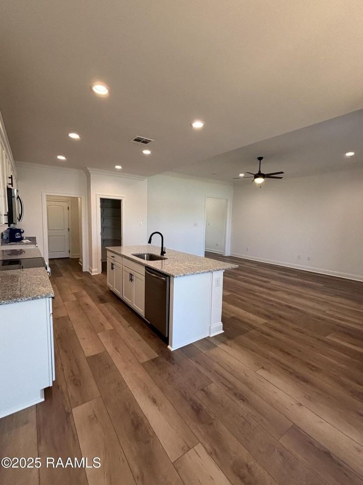 206 Yellowfin Ln - Photo 3 of 19